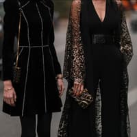 Outfit Weihnachtsfeier: So werdet ihr zum schönsten Hingucker beim nächsten Fest Zwei Frauen im glamourösen Outfit