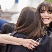 Die schönsten Weihnachtsgeschenke für Frauen ab 40 Frauen umarmen sich