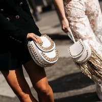 Zwei Frauen mit Handtaschen