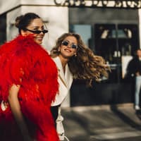 Adventskalender 2024 Zwei stylische Frauen