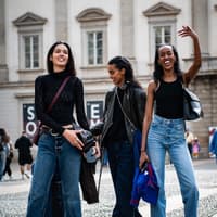 3 stylische Frauen am Lachen