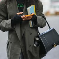 Frau mit Buch in der Hand Frau mit Buch in der Hand