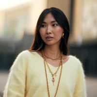 Frau mit Goldschmuck Frau mit Goldschmuck