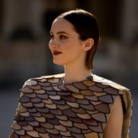 Frau mit Slicked-Bacl Bob