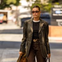 Hailey Bieber kürt den neuen Trend-Sneaker für 2025 Hailey Bieber Streetstyle