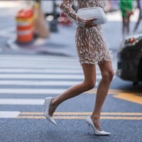 Leonie Hanne in Perlen-Outfit