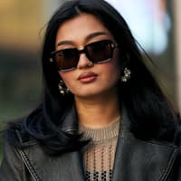 Brauner Lippenstift ist DER Trend 2025 Frau trägt braunen Lippenstift