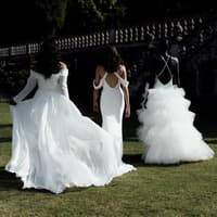 Drei Frauen in Brautkleidern