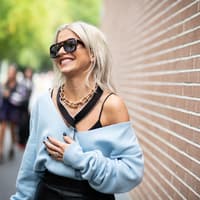 Caro Daur mit kurzer Strickjacke