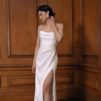 Model in Brautkleid mit Kurzhaarfrisur