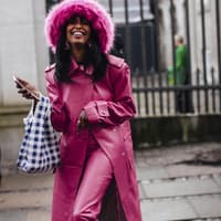 Frau in pinkfarbenem Look