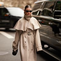 Streetstylerin mit Trenchcoat
