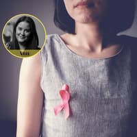 Brustkrebs: "Und plötzlich ist der Krebs wieder da" Brustkrebs: Frau mit pinkfarbener Schleife auf der Brust