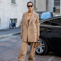 Hosenanzug kombinieren Frau in einem Hosenanzug