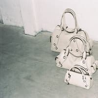 Nika von Liebeskind Berlin ist eine stilvolle Neuinterpretation der klassischen Bowlingtasche.