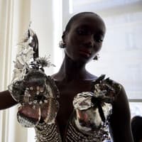 Model mit Blumenlook 