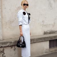 Eine Frau trägt einen weißen Rock in Maxilänge