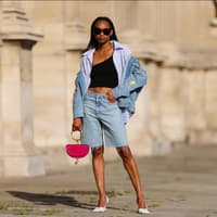 Frau trägt Jeans-Bermuda-Shorts