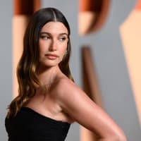 Hailey Bieber schwört auf diesen Trenchcoat von Mango Hailey Bieber