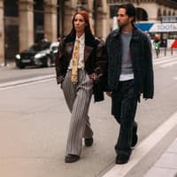 Frau in Nadelstreifen Hose