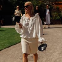 Frau mit Zehentrennern