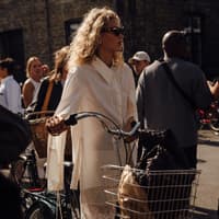 Noch nie sahen die "Eva"-Birkenstocks für den Sommer 2026 eleganter aus Frau in Kopenhagen