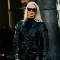 Frau mit blondiertem Haar