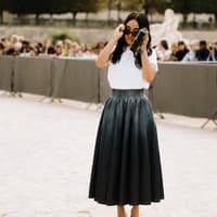Frau mit weißem T-Shirt