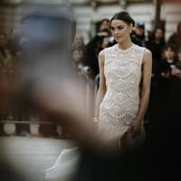 Mit diesem H&M-Kleid fühlt sich jeder Tag an wie Sommerurlaub an der Côte d'Azur Mit diesem H&M-Kleid fühlt sich jeder Tag an wie Sommerurlaub an der Côte d'Azur