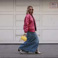 Frau in einem Maxirock