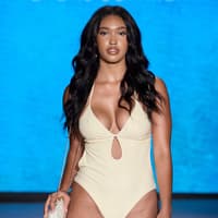 Model in gelbem Badeanzug