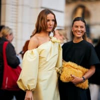 Der eleganteste Mode-Trend für heiße Tage: Warum alle das "Buttermilch"-Kleid von & Other Stories wollen Frau in gelbem Kleid