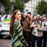 Frau in grünem Kleid 