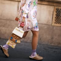 Frau in Clogs