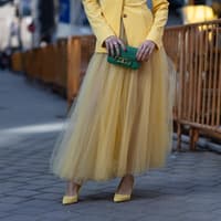 Diese Kleidungsstücke sollten Frauen ab 40 nicht mehr tragen Frau in gelbem Look