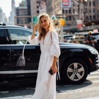 Mode-Trends 2025: Das reduzierte Kleid ist der neue Liebling im Alltag Frau in weißem Kleid