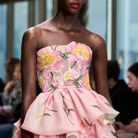 Model mit rosafarbenen Kleid