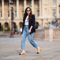 Straight Leg Jeans kombinieren Frau in Jeans