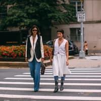 Diese eine Farbe lässt jeden Jeans-Trend elegant und teuer aussehen Zwei Frauen