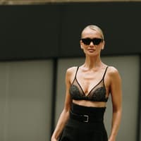 Frau mit schwarzem BH