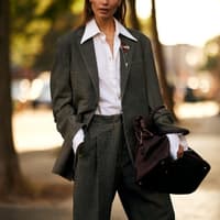 Frau in Anzug