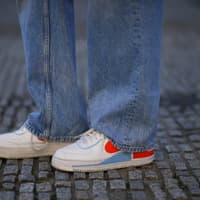 Sneaker zur Flared Jeans