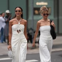 Zwei Frauen in hellen Looks