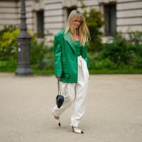 Weiße Hose kombinieren: Die schönsten Looks Frau in weißer Hose