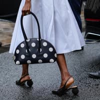 Weißer Boho-Rock + Slingback-Ballerinas: De eleganteste Formel für den Sommer 2026 Weißer Rock mit Slingbacks