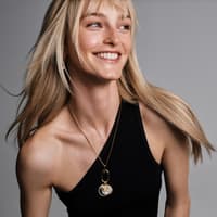 Inspiriert von antiken Münzen erfindet sich Pandora mit Talisman ein Stück weit neu.