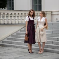 Zwei Frauen in Dirndln