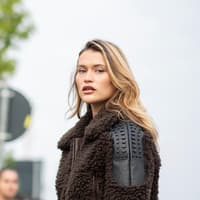 Frau mit Smudged Blonde Haarfarbe Frau mit Smudged Blonde Haarfarbe