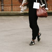 Frau mit Sneakern aus Wildleder