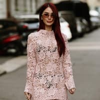Rote Sonnenbrillen: Das macht sie zum "Quiet Luxury"-Statement Sonnenbrille